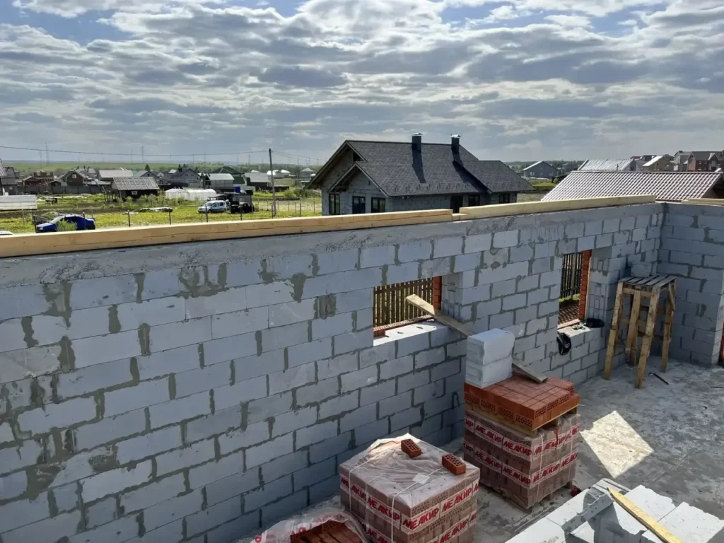 Газобетонные стены с материалами на площадке