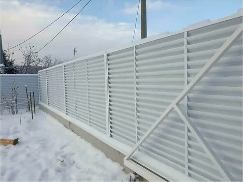 Забор из рабицы на участке