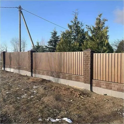 Комбинированный забор со столбами