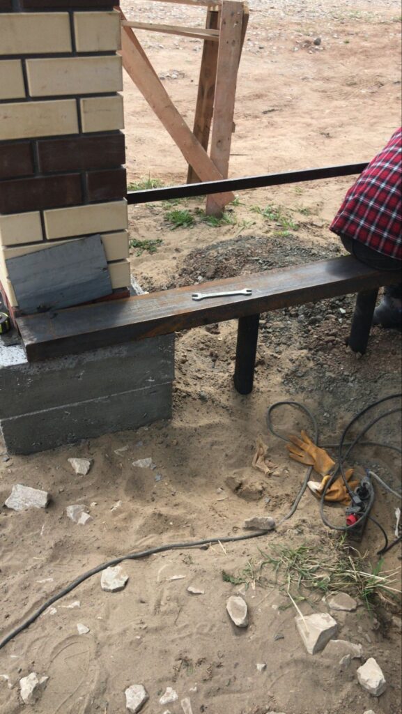 Пандус из просечного металла с поручнями