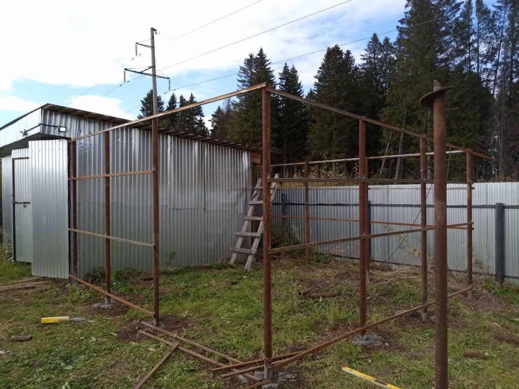 Готовый навес-мусоросборник из профлиста
