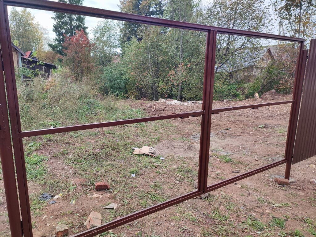 Монтаж каркаса забора на участке