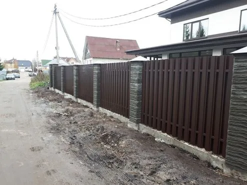 Горизонтальный серый забор